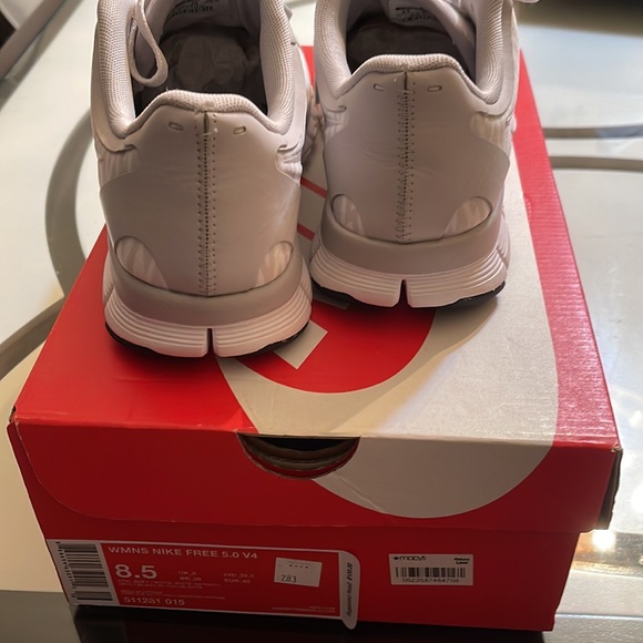Woman’s Nike Free 5.0 V4 - Picture 4 of 5